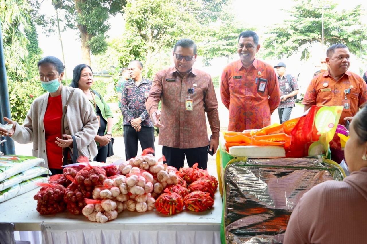 Sekda Alit Wiradana Tinjau Pasar Murah Serangkaian HUT ke-237 Kota Denpasar, Pastikan Stabilitas Harga Bahan Pokok.
