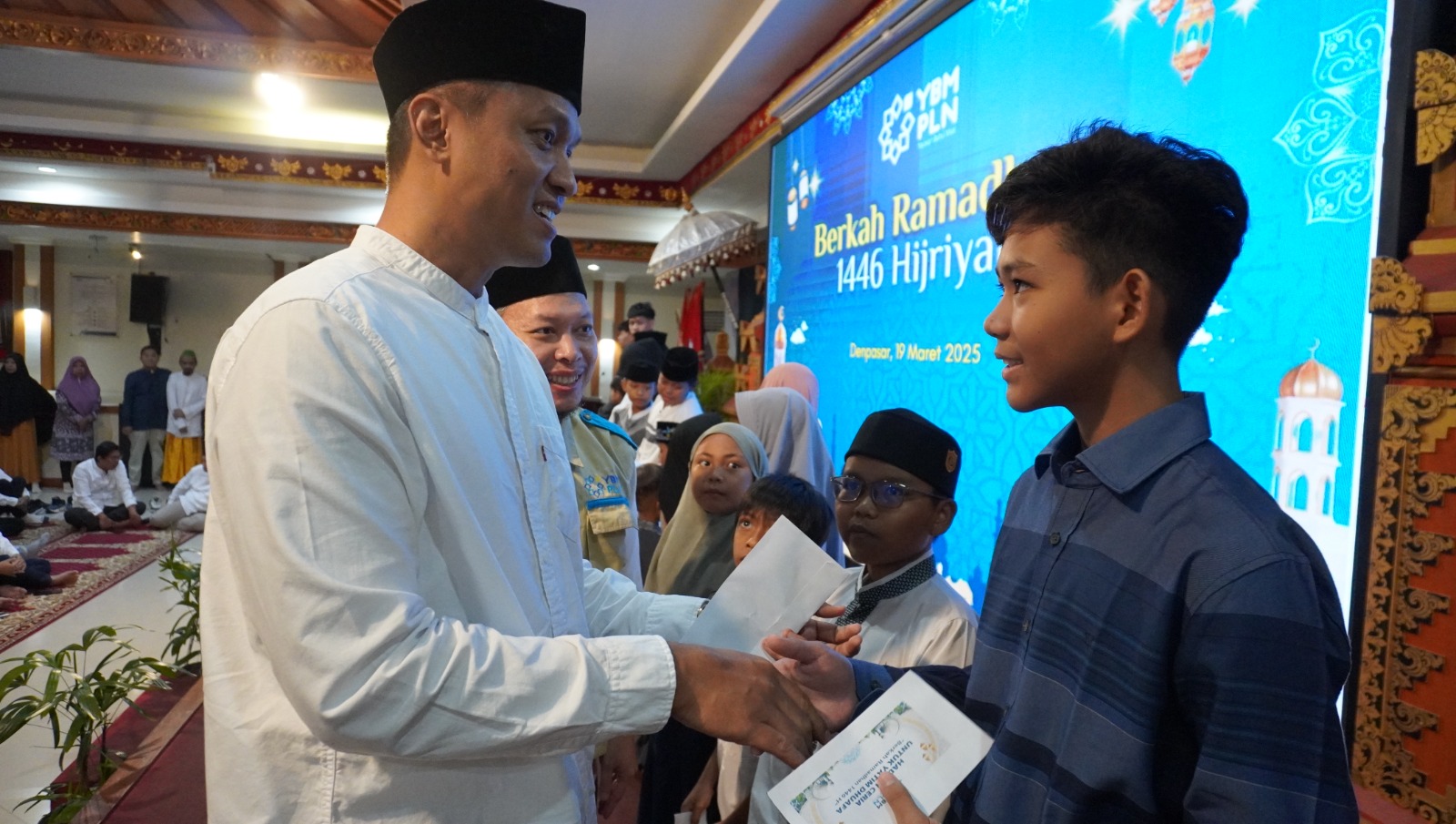 2025  PLN UID Bali melalui YBM PLN Beri Santunan dan Bingkisan Ramadhan di Acara Buka Puasa Bersama