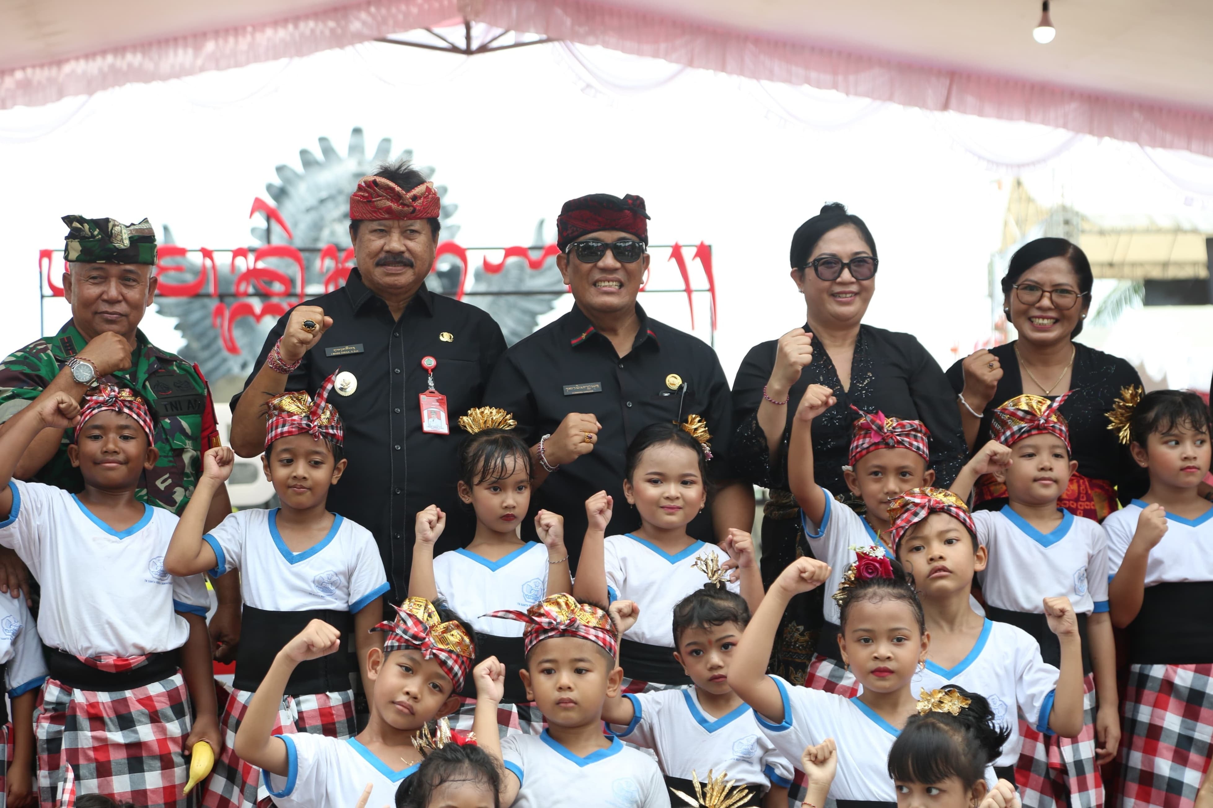 Bupati Sanjaya dan Ny. Rai Wahyuni Sanjaya Buka Festival Ogoh-Ogoh Mini Singasana II 2025