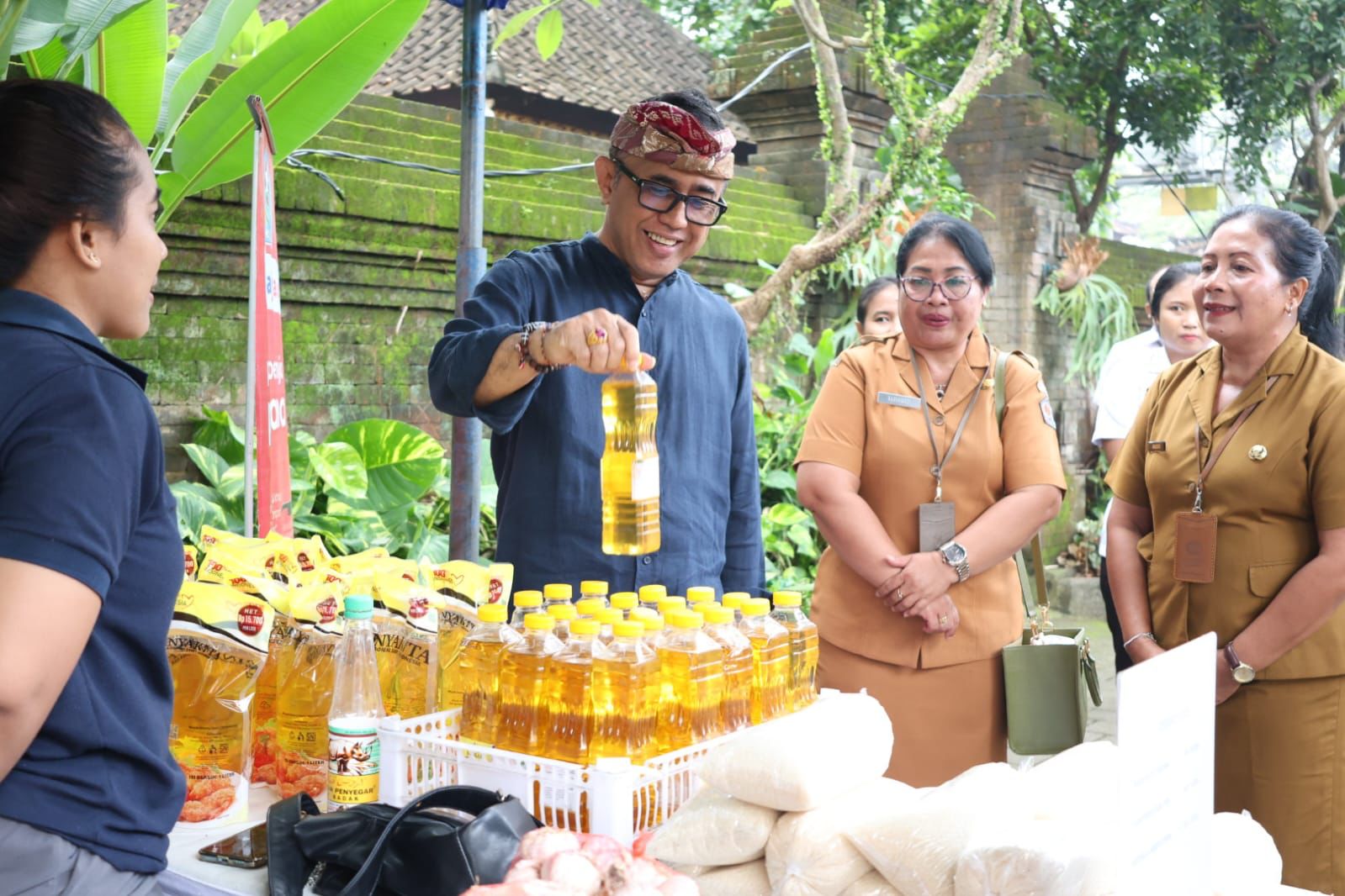 Walikota Jaya Negara Tinjau Pasar Murah Di Wantilan Pura Dalem Yangbatu.