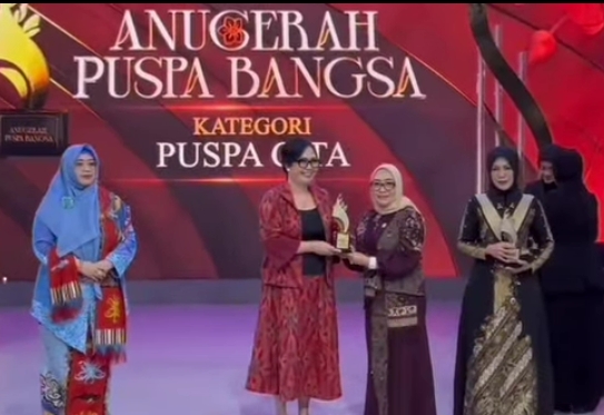 Ny. Rai Wahyuni Sanjaya Torehkan Prestasi, Terima Anugerah Puspa Cita di Panggung Nasional