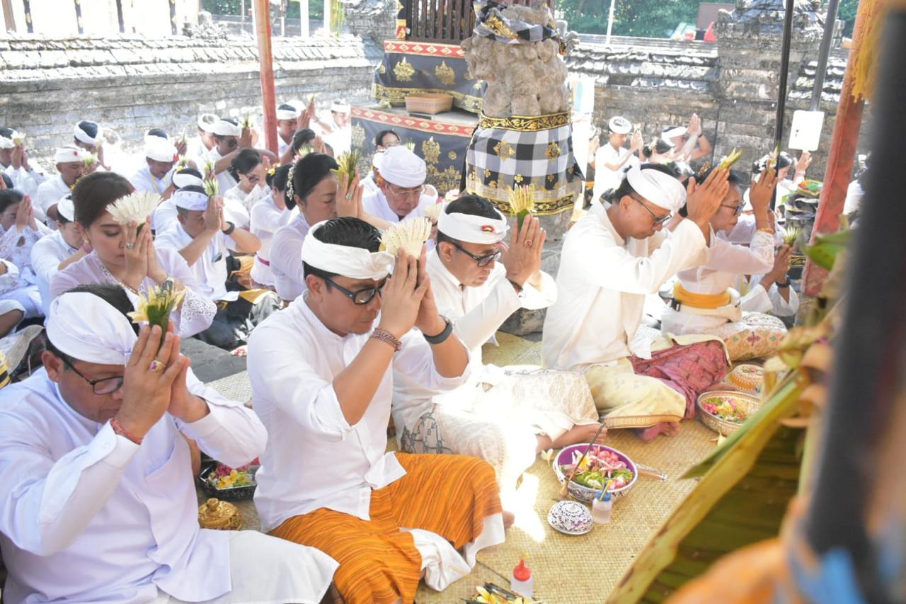 Walikota Jaya Negara Ngaturang Bhakti Pujawali di Pura Dalem Sakenan, Ida Bhatara Nyejer Hingga 6 Mei.