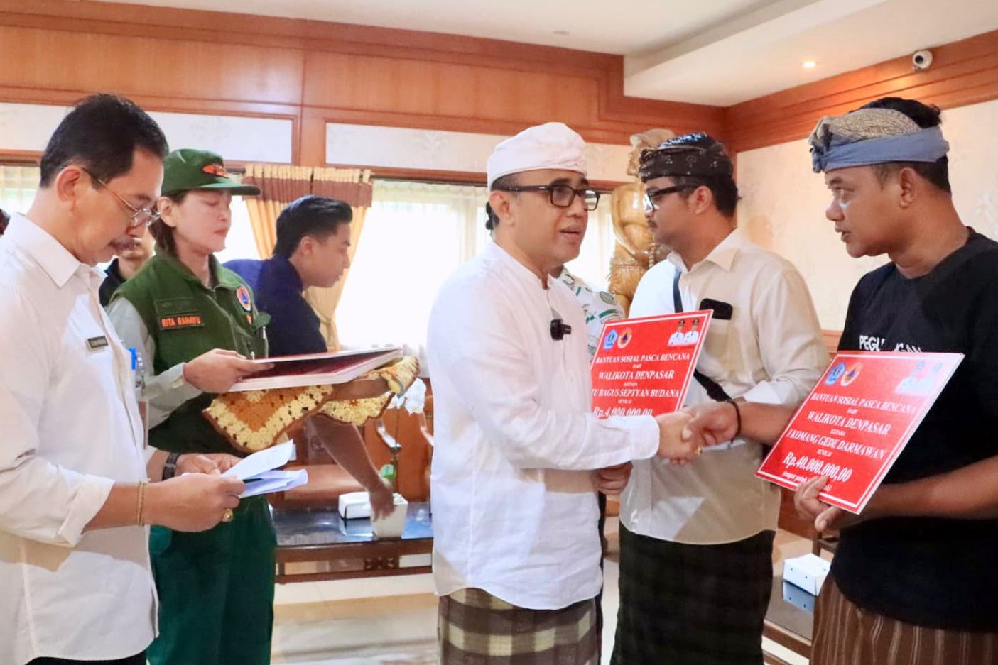 Walikota Jaya Negara Serahkan Kembali Bantuan  Pascabencana , total sebesar Rp.255.200.000.