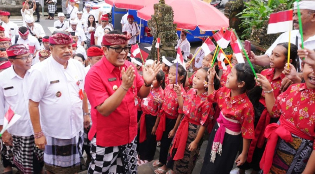 Bupati  Sanjaya Ngantor  di Desa Apuan