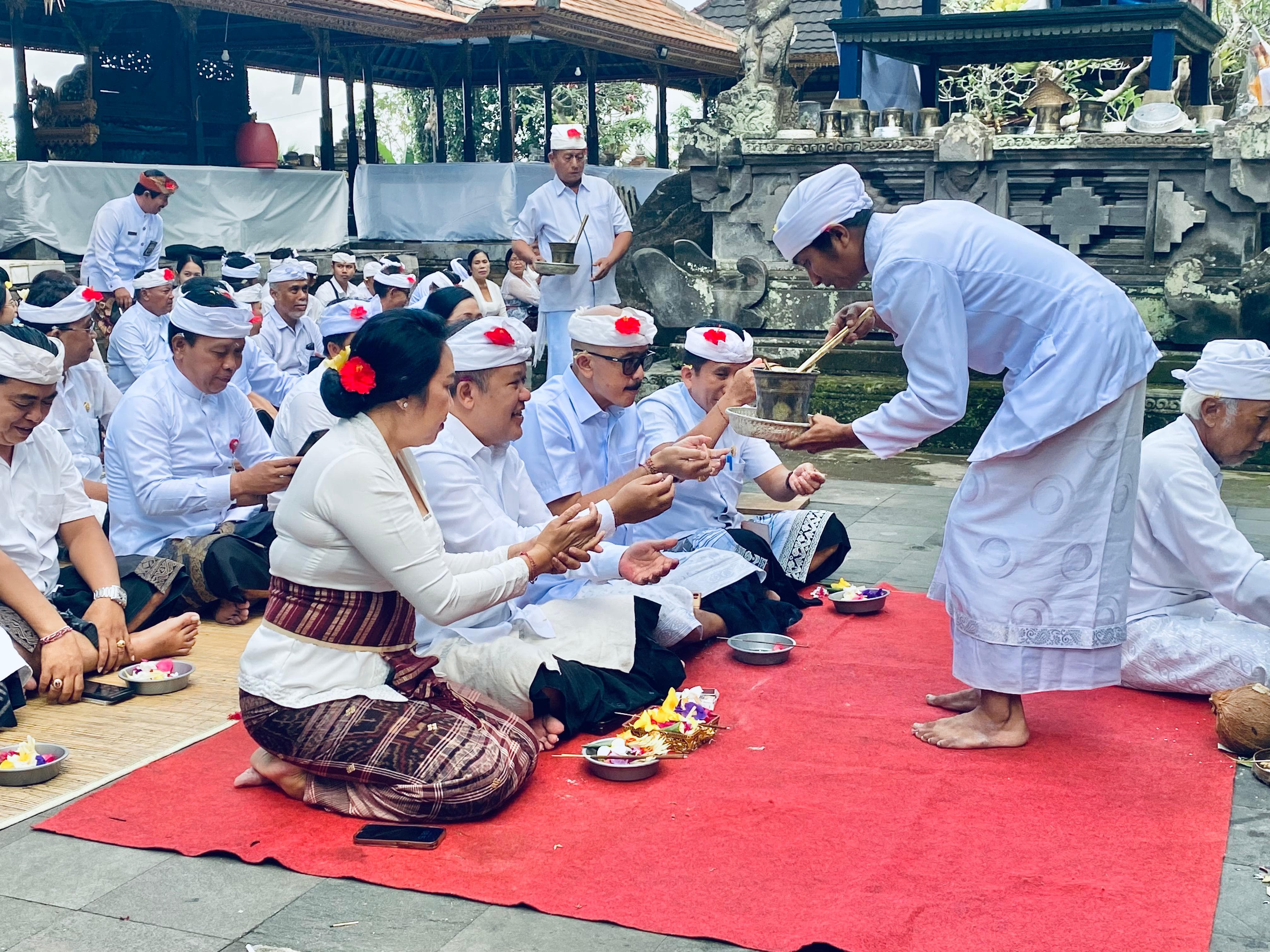 Serangkaian Hut ke 821, Penkab Bangli Laksanakan Persembahyangan Bersama
