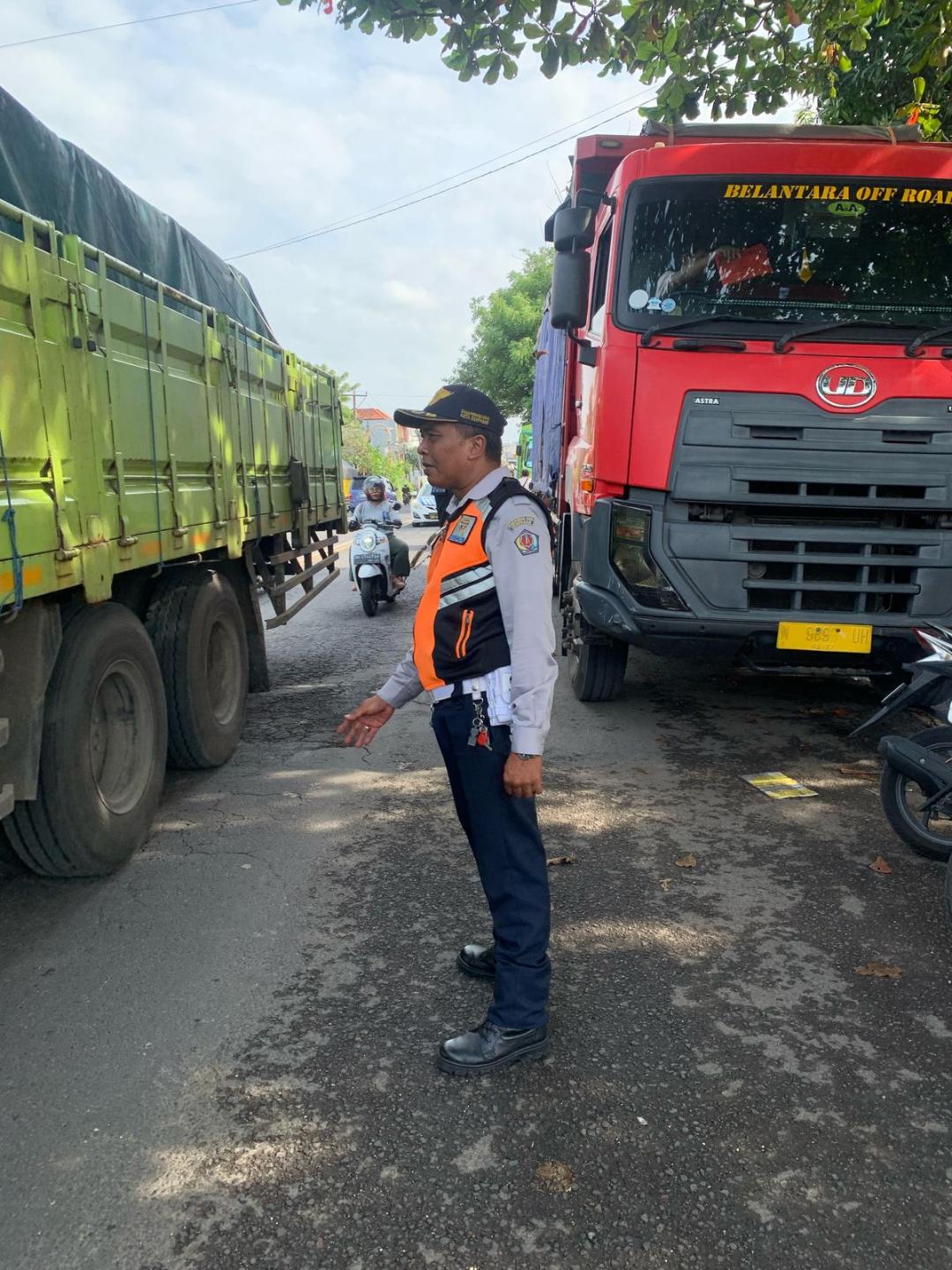 Membandel, Dishub Denpasar Kembali Tertibkan Truck Parkir di Jalan Cargo.