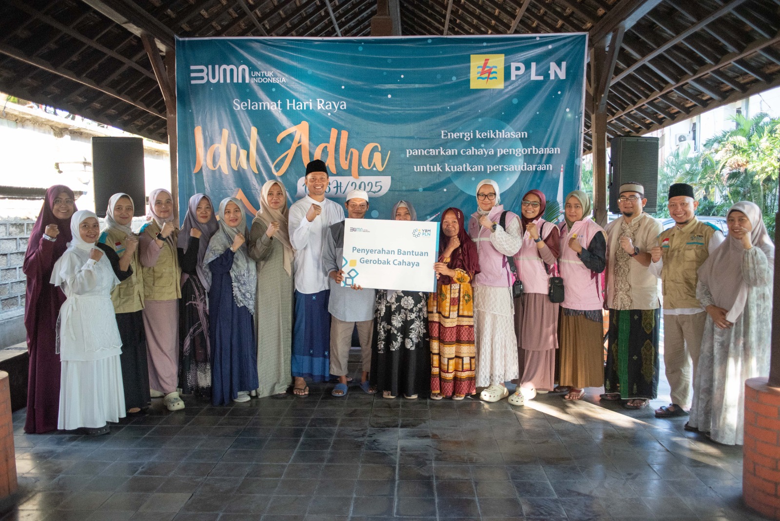 Kolaborasi YBM PLN dan Srikandi PLN Salurkan  Bantuan  Sosial Bagi UMKM Bali di Momen Idul Adha 1446 H