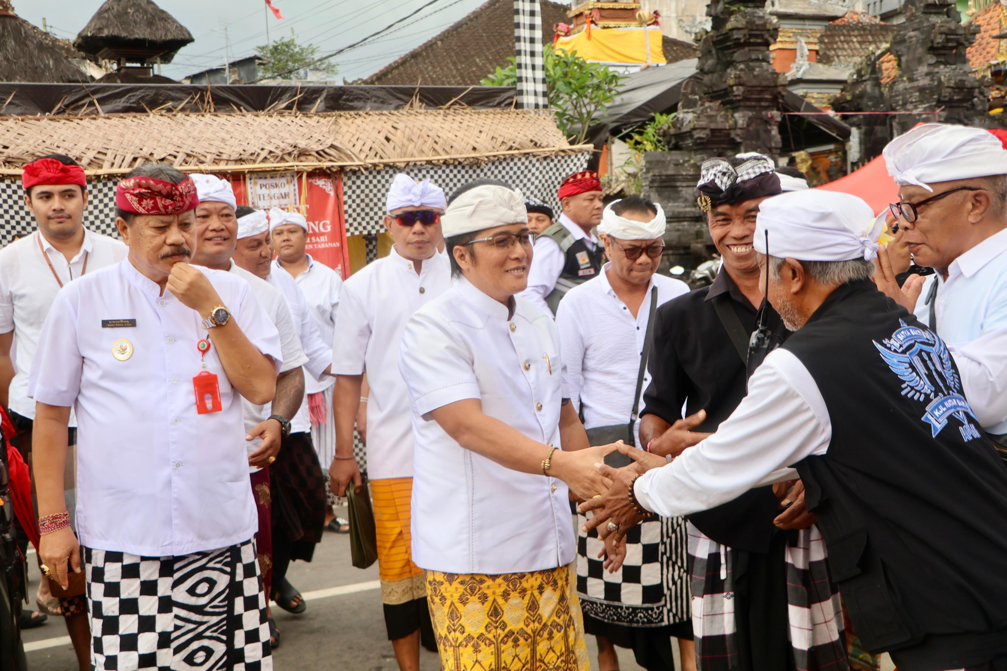 Wagub Giri Prasta Hadiri Pujawali Pura Luhur Natar Sari