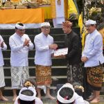 Pemkot Denpasar Ngaturang Bhakti Penganyar di Pura Mandhara Giri Semeru Agung.