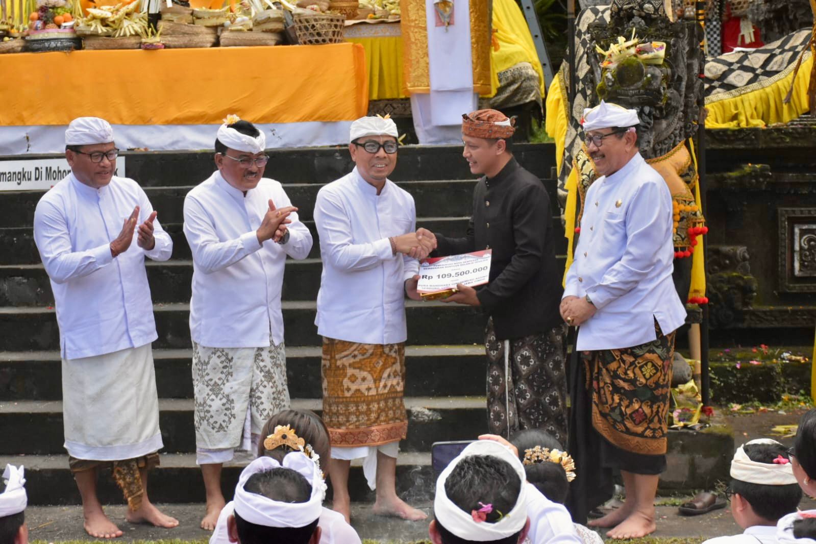 Pemkot Denpasar Ngaturang Bhakti Penganyar di Pura Mandhara Giri Semeru Agung.