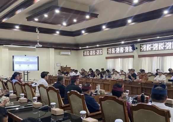 Raperda Bale Kertha Adhyaksa, Menyelesaiakan Konflik Ringan di Desa Adat tanpa melibatkan Aparat Hukum Kepolisian, Kejaksaan