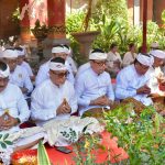 Jajaran Pemkot Ngaturang Bhakti Pujawali di Pura Praja Nata Kantor Walikota Denpasar