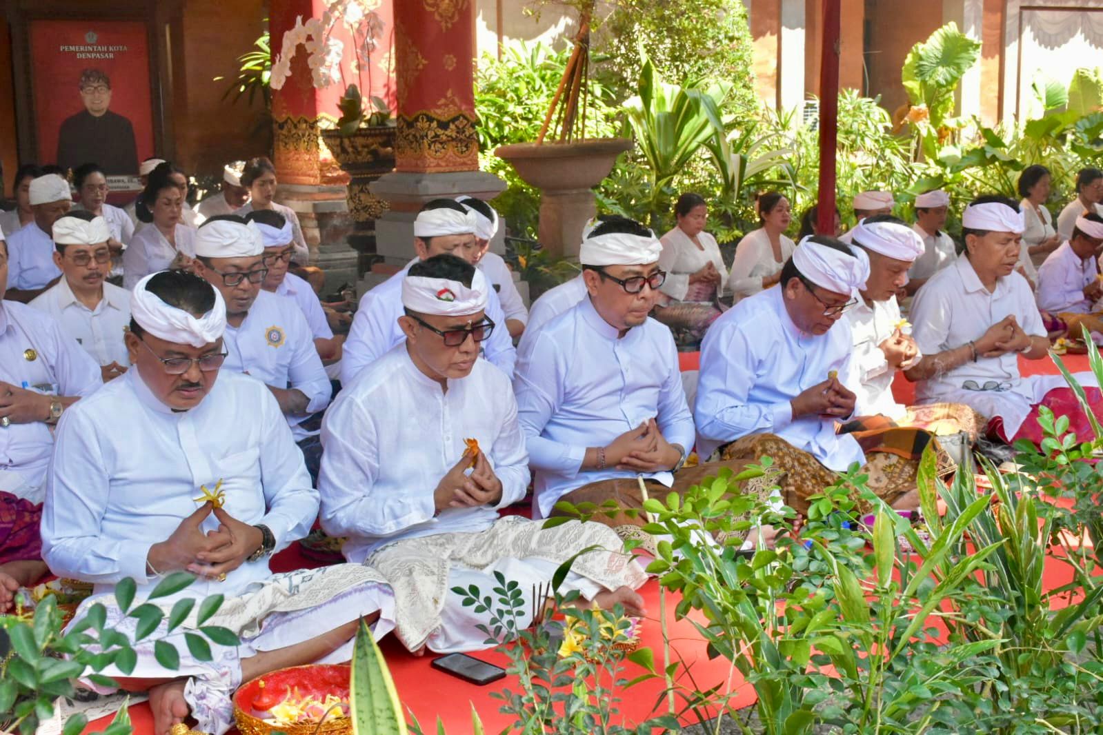 Jajaran Pemkot Ngaturang Bhakti Pujawali di Pura Praja Nata Kantor Walikota Denpasar