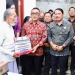Bantu Masyarakat Kurang Mampu, Walikota Jaya Negara Kembali Serahkan Bantuan Rumah Layak Huni