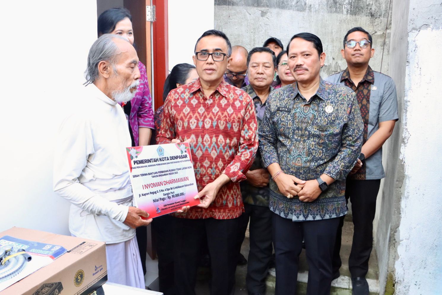 Bantu Masyarakat Kurang Mampu, Walikota Jaya Negara Kembali Serahkan Bantuan Rumah Layak Huni