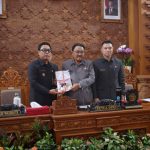 Sidang Paripurna ke – 30 DPRD Kota Denpasar, Wawali Arya Wibawa Sampaikan Ranperda Penambahan Penyertaan Modal Daerah Pada PT. BPD Bali.