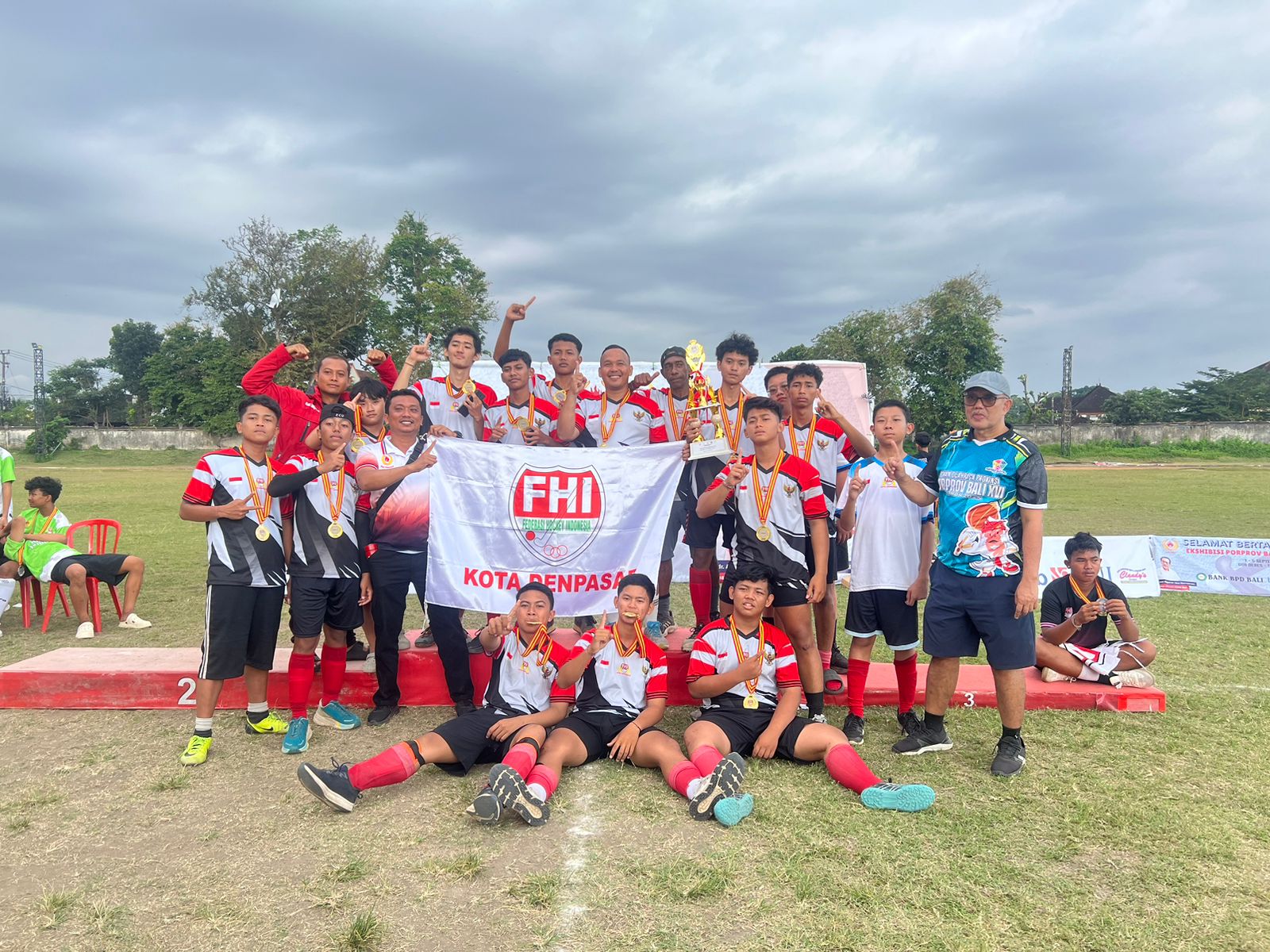 Denpasar Raih Emas Outdoor Putra Pada Eksebisi Hockey Porprov Bali XVI 2025.