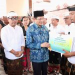 Wawali Arya Wibawa Dampingi Menag RI Serahkan Bantuan untuk Pura dan Warga Terdampak Banjir di Denpasar