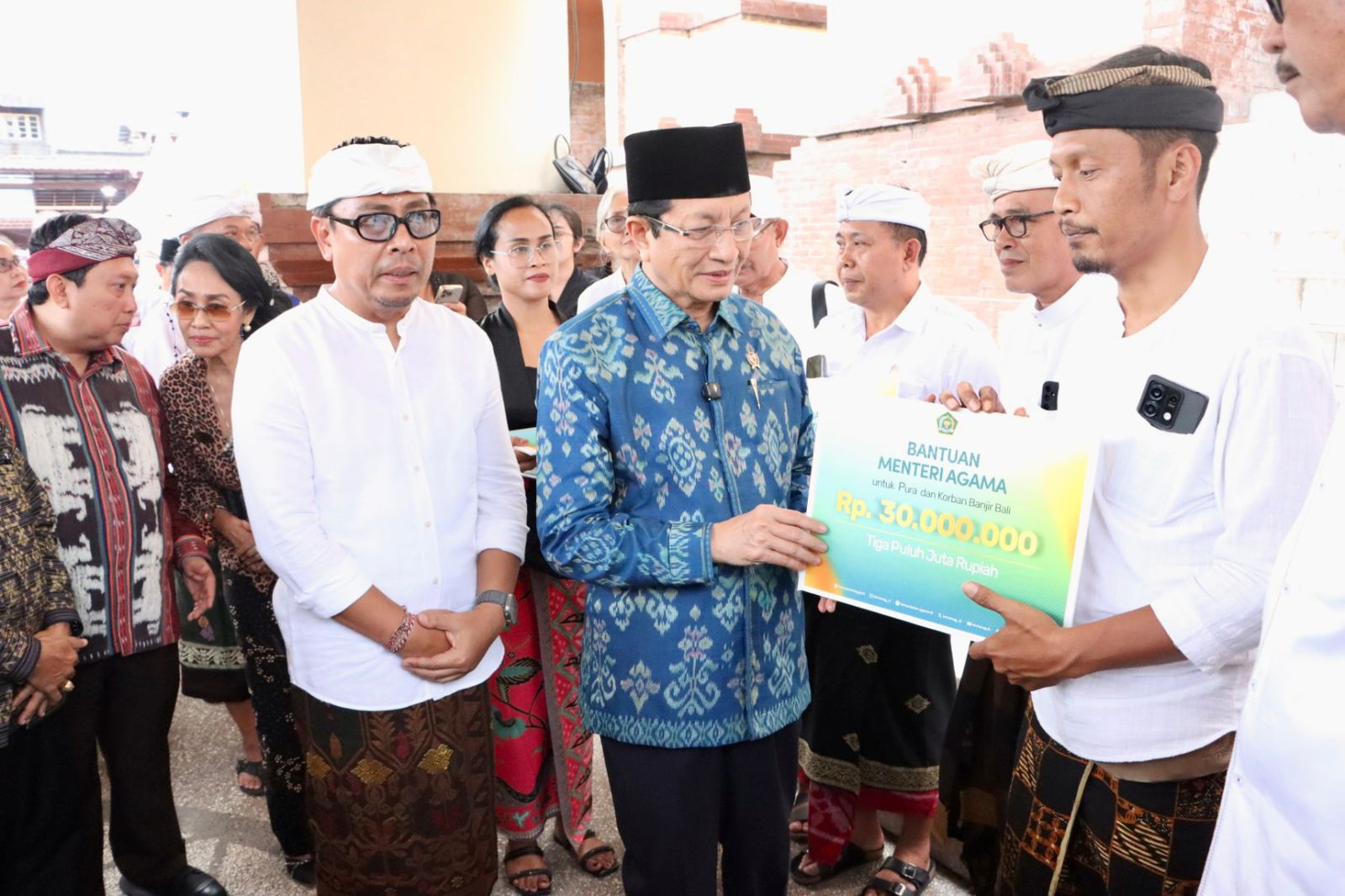 Wawali Arya Wibawa Dampingi Menag RI Serahkan Bantuan untuk Pura dan Warga Terdampak Banjir di Denpasar