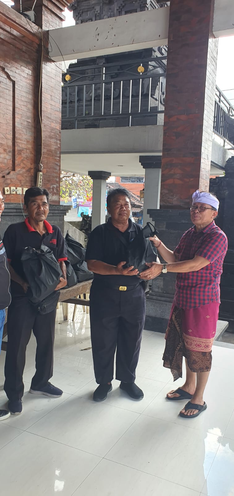 Pascabanjir Denpasar, DPR RI IGN.Kesuma Kelakan & Ketua Fraksi PDIP DPRD Bali Md.Supartha Salurkan Bantuan