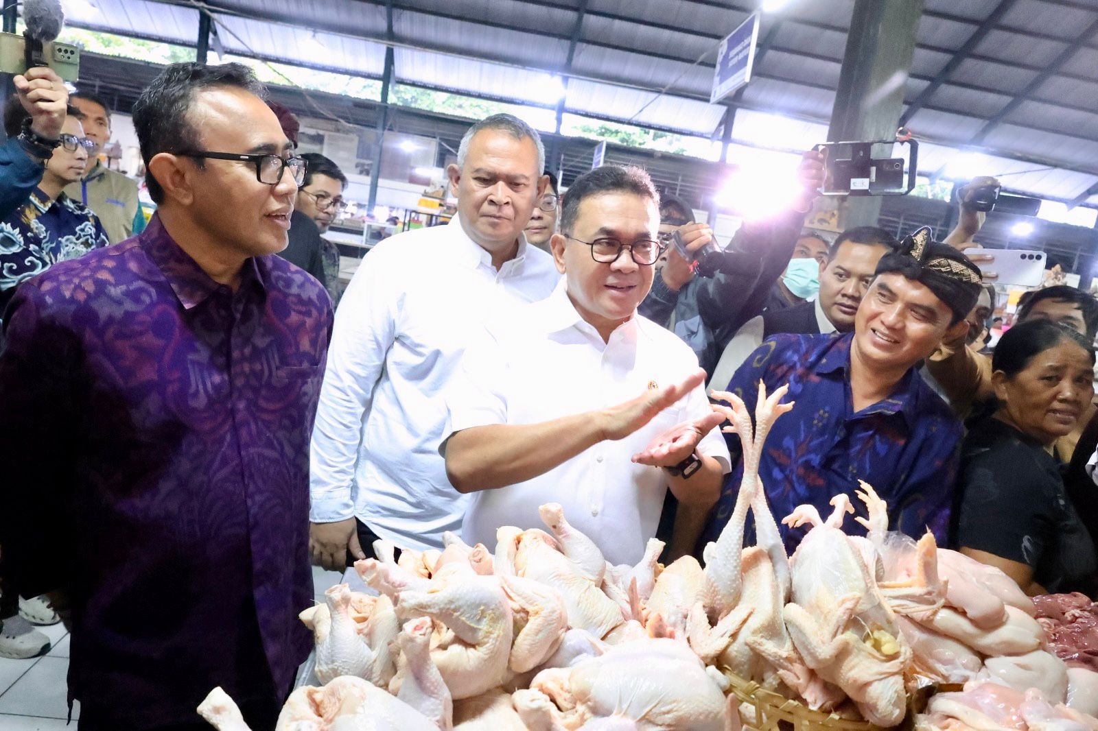 Walikota Jaya Negara Dampingi Kunjungan Mendag, Budi Santoso di Pasar Nyanggelan Denpasar,
