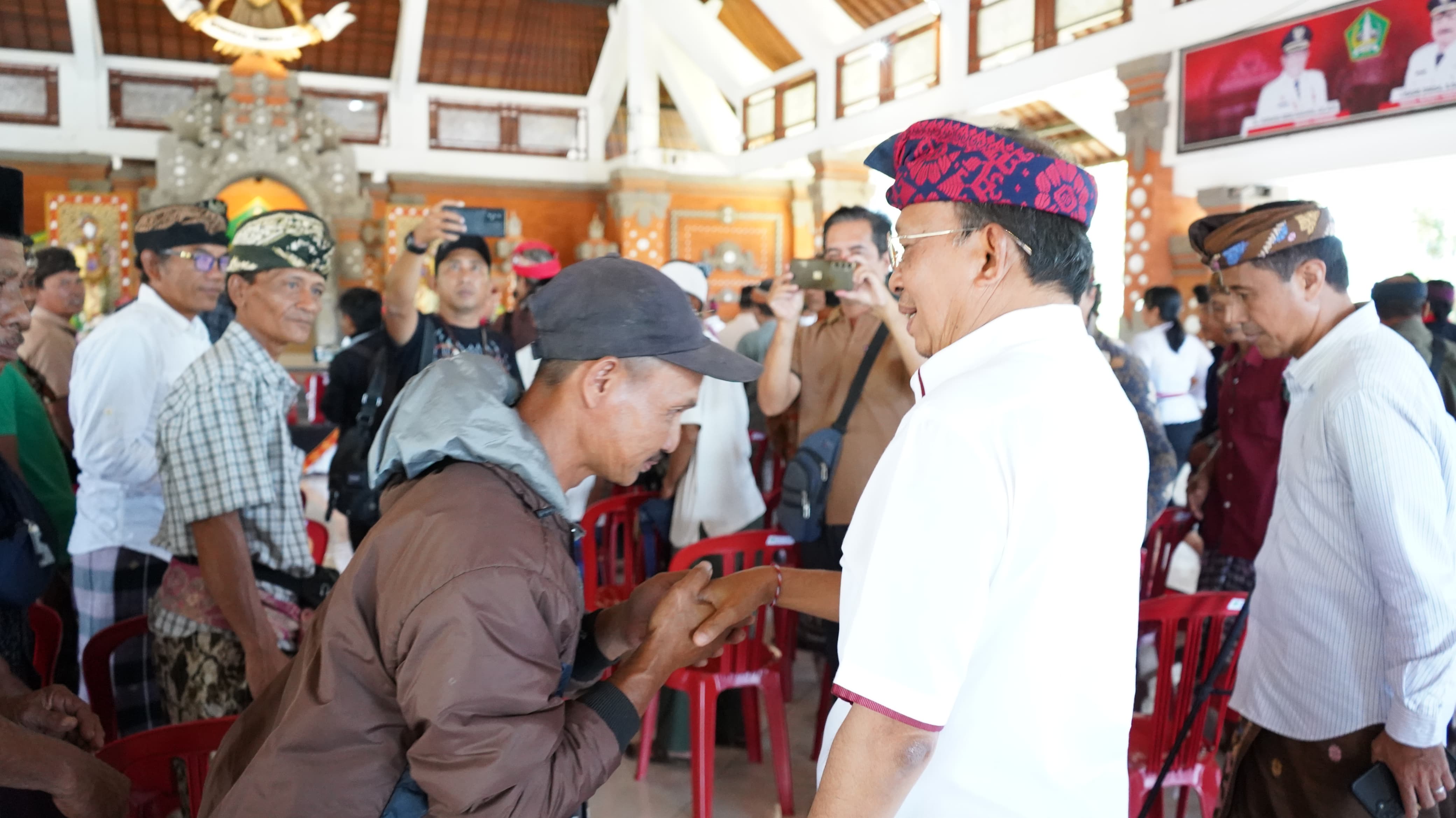 Gubernur Koster Salurkan Bantuan bagi Korban Bencana Banjir di Tabanan dan Jembrana