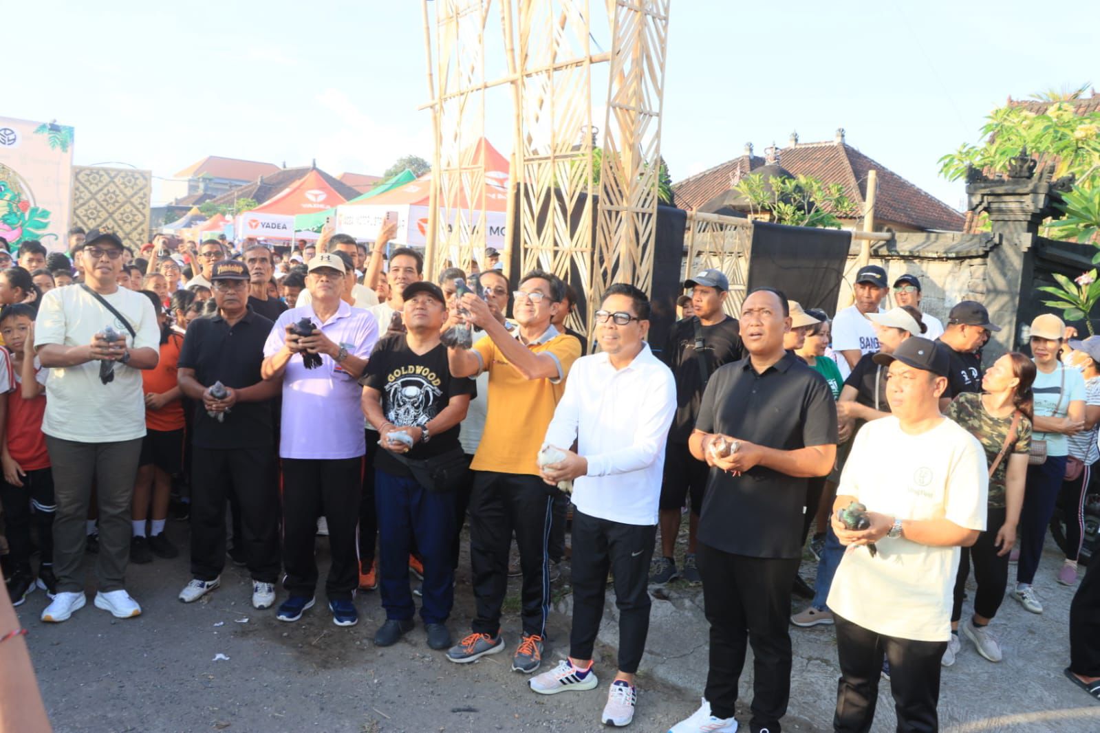 Wawali Arya Wibawa Lepas Jalan Santai Peguyangan Festival 2025, Wujudkan Semangat Kebersamaan dan Geliat Ekonomi Kreatif Warga