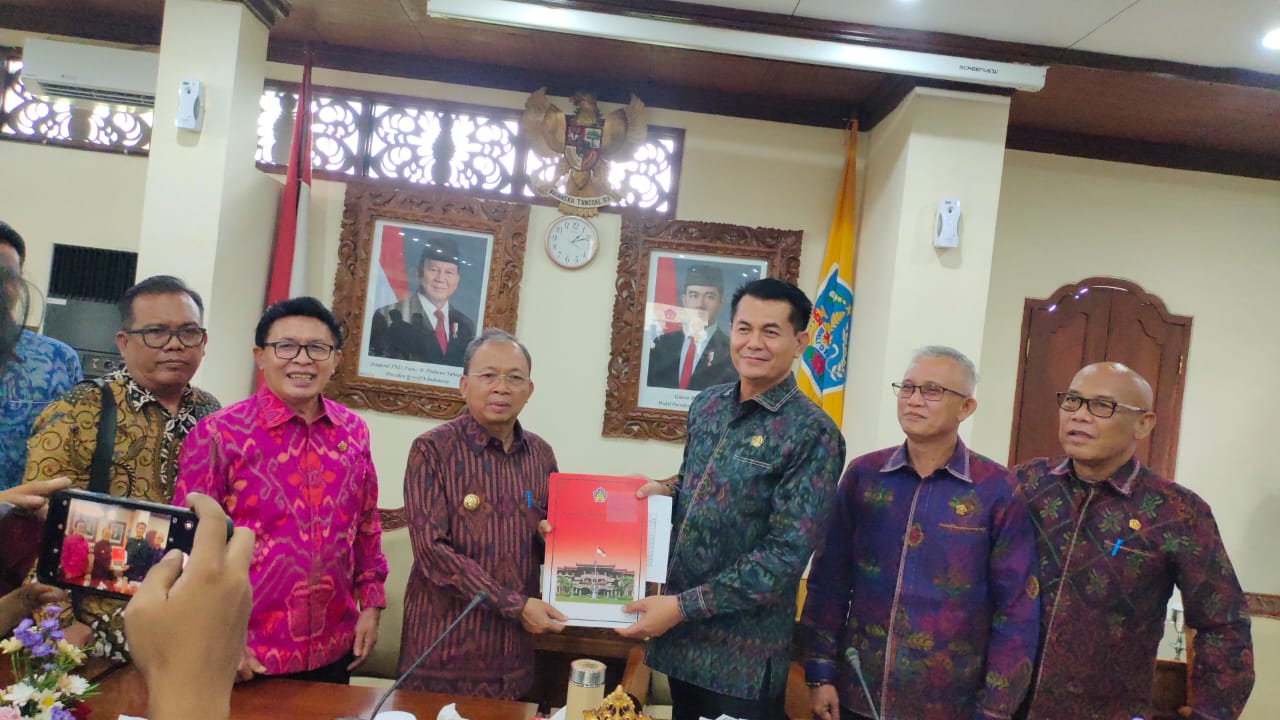 Pansus TRAP DPRD Bali Serahkan Rekomendasi Lift Kaca Kelingking ke Gubernur Koster : Isinya Masih Dirahasiakan