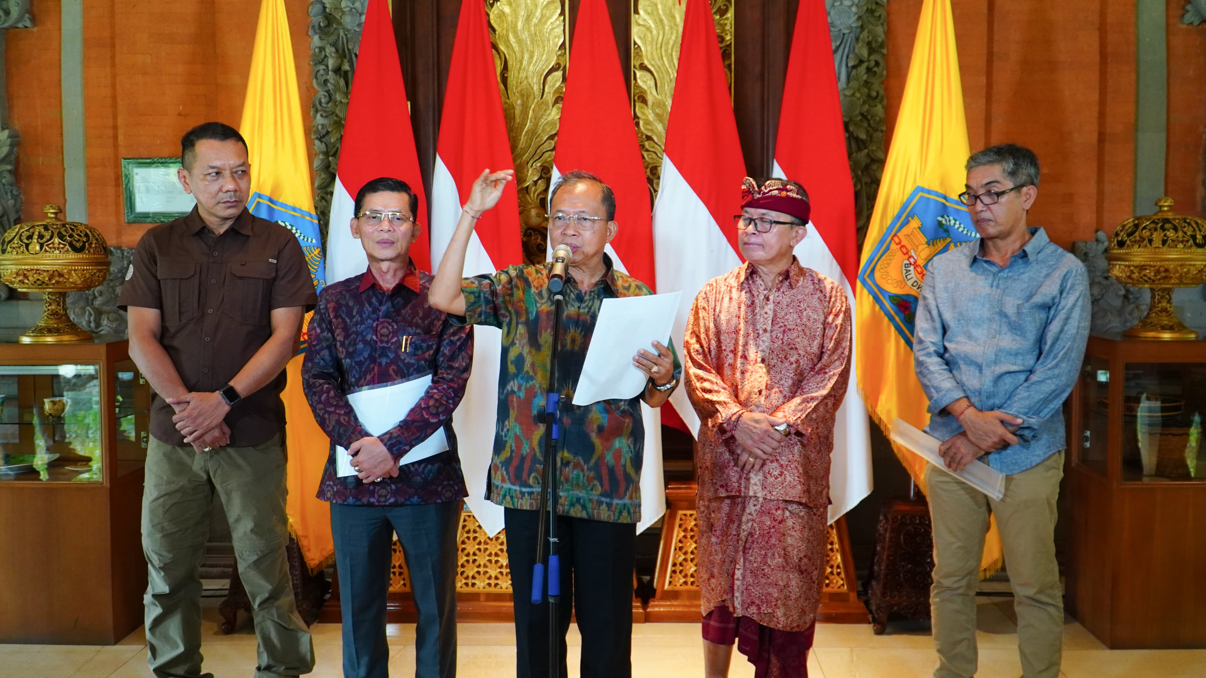 Gubenur  Koster  & Bupati Klungkung Perintahkan Pembongkaran Lift Kaca Kelingking : Temukan 5 Pelanggaran Berat