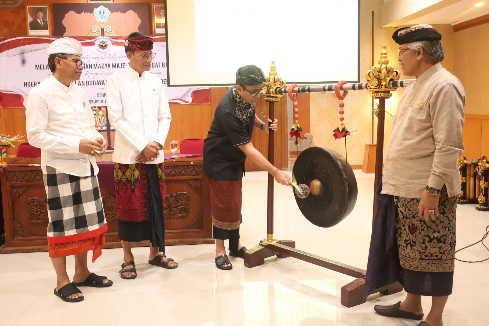 Walikota Denpasar Jaya Negara , Ajak Seluruh Desa Adat Untuk Ikut Sukseskan Pengelolaan Sampah Lewat Teba Modern