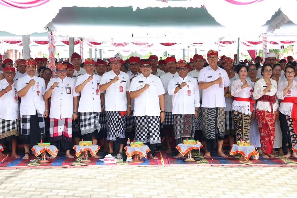 Bupati Sanjaya Pimpin Persembahyangan Purnama, Pemkab Tabanan Kokohkan Kebersamaan