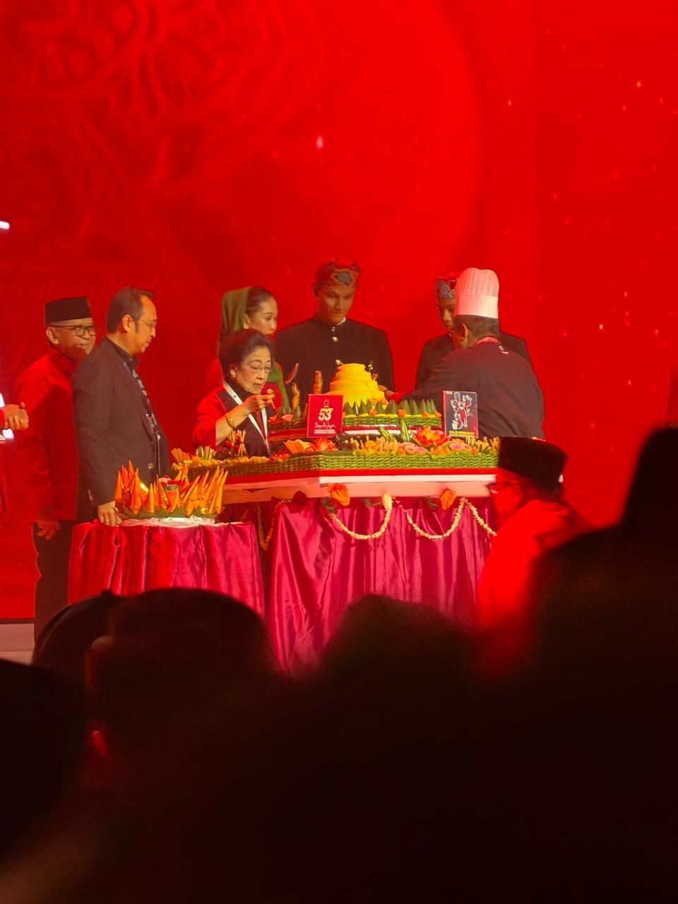 Tumpeng Hut PDIP ke-53 Dipotong Megawati : Kobarkan Satyam Eva Jayate di Tengah Badai Bangsa