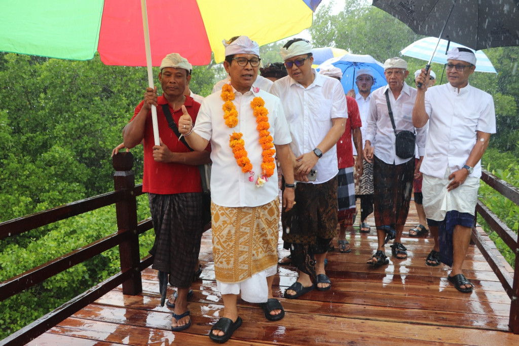 Bupati Adi Arnawa Resmikan Jembatan Suwung Lemo