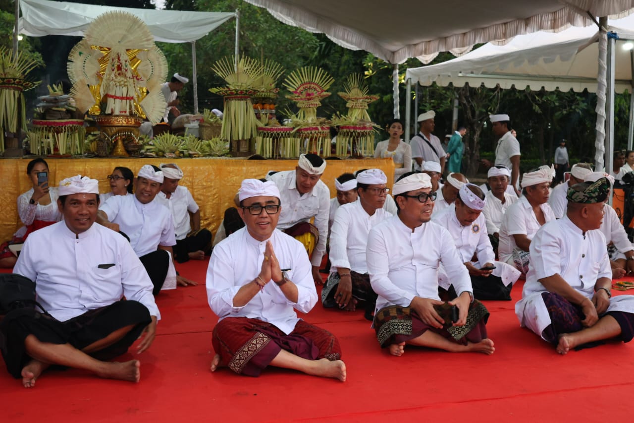Wali Kota Jaya Negara Pimpin Pitenget Tumpek Krulut di Kota Denpasar,  Wujud  Kasih Sayang dalam Agama Hindu.
