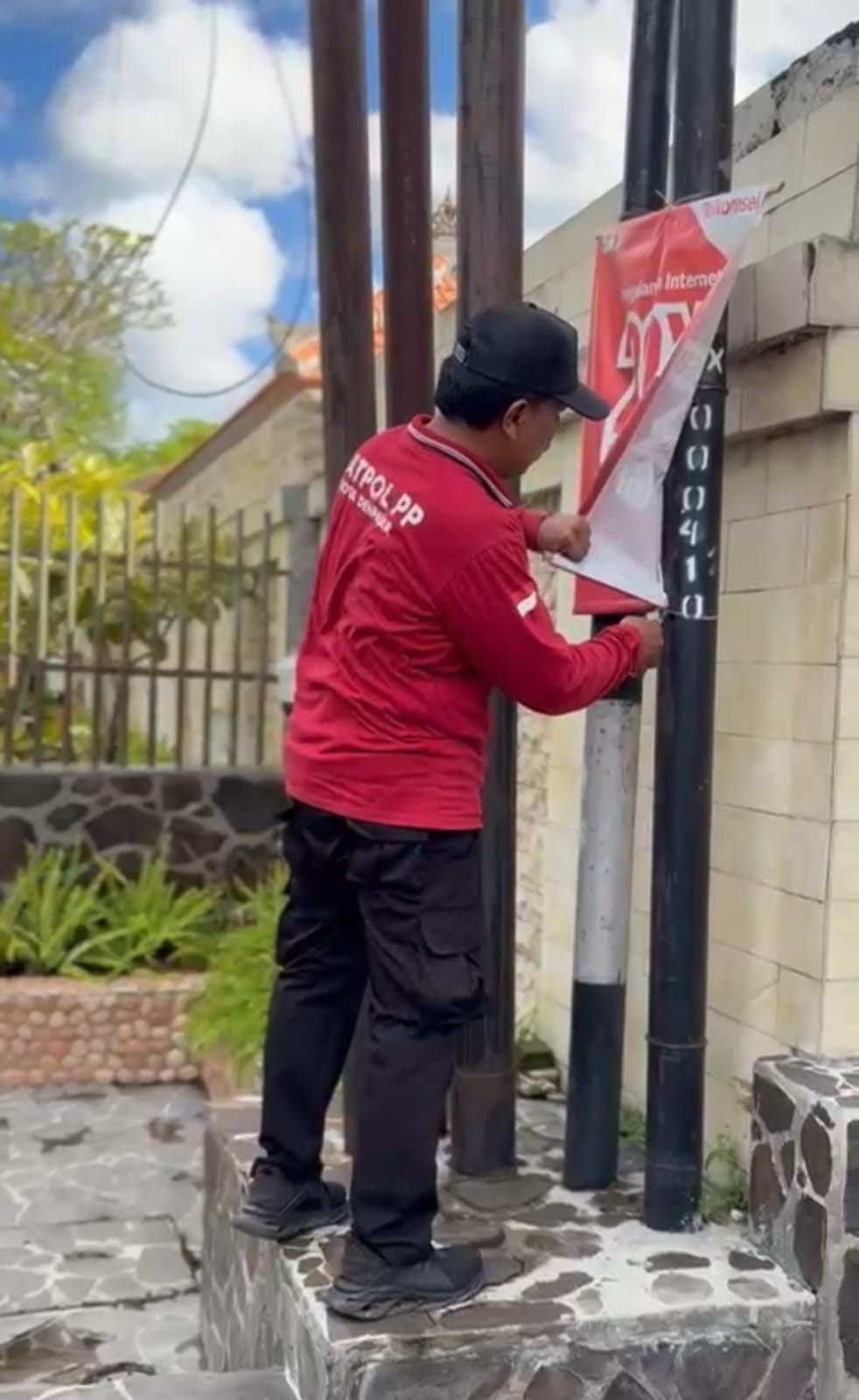 Satpol PP Kota Denpasar Kembali Tertibkan Media Promosi di Fasilitas Umum