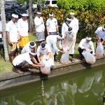Tekankan Harmoni Alam Lewat Aksi Nyata Bupati Tebar Benih Ikan dan Beri Vaksin Rabies Gratis