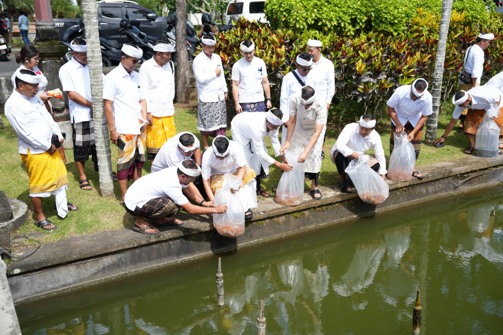 Tekankan Harmoni Alam Lewat Aksi Nyata Bupati Tebar Benih Ikan dan Beri Vaksin Rabies Gratis