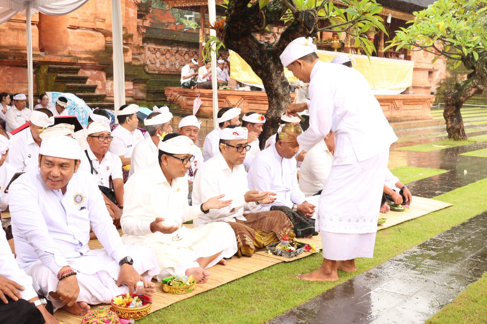 Pemkot Gelar Persembahyangan Bersama di Pura Agung Jagatnatha.