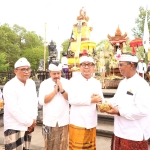 Wawali Arya Wibawa Mendem Pedagingan di Pura Segara Giri Wisesa Sidekarya