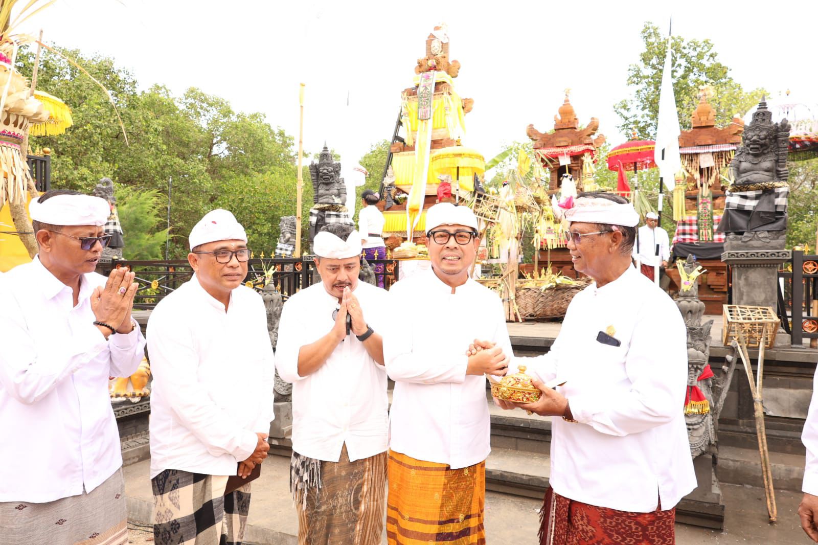 Wawali Arya Wibawa Mendem Pedagingan di Pura Segara Giri Wisesa Sidekarya