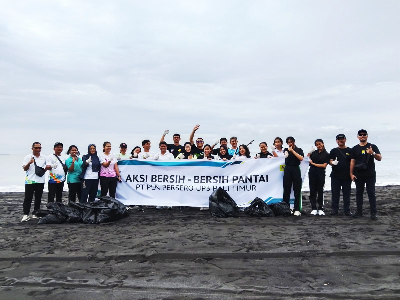 Perkuat kepedulian terhadap kelestarian lingkungan pesisir, PT PLN (Persero) UP3 Bali Timur menggelar kegiatan “Jogging and Beach Clean Up Event”