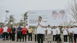 Bupati dan Ketua DPRD Badung Pimpin Gerakan Bersih Sampah di Pantai Petitenget