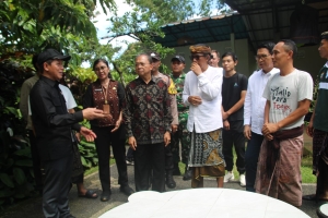 Gubernur Koster Dampingi Menteri LH Tinjau TPS3R di Badung, Minta Masyarakat Siapkan Teba Modern Tiap Rumah