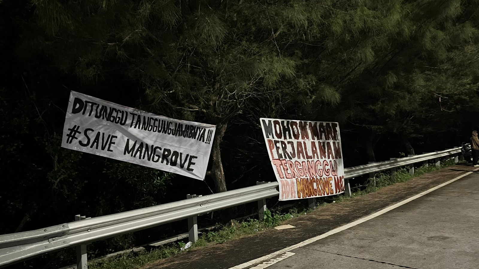 Spanduk Sindiran Muncul di Kawasan Mangrove Mati Bali, Diduga Terkait Dugaan Kebocoran Pipa BBM