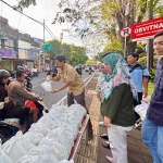 Berkah Bulan Ramadan: Hangatnya Berbagi Takjil Pegawai PLN UP2D Bali untuk Pengendara di Senja Ramadan