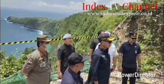 Manuver Bos Proyek Lift Kaca Pantai Kelingking : Menggali Kubur Sendiri