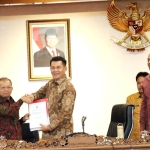 Rapat Paripurna Ke-31 DPRD Bali:  Gubenur Koster Soroti Ledakan Wisatawan dan Ancaman Rusaknya Budaya Bali