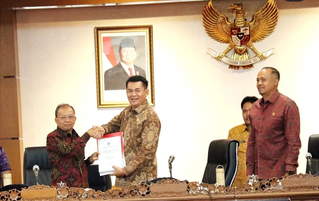 Rapat Paripurna Ke-31 DPRD Bali:  Gubenur Koster Soroti Ledakan Wisatawan dan Ancaman Rusaknya Budaya Bali