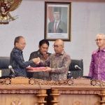 Seluruh Fraksi DPRD Bali Apresiasi Raperda Tata Kelola Usaha Pariwisata Berkualitas, Pajak Daerah dan Retribusi