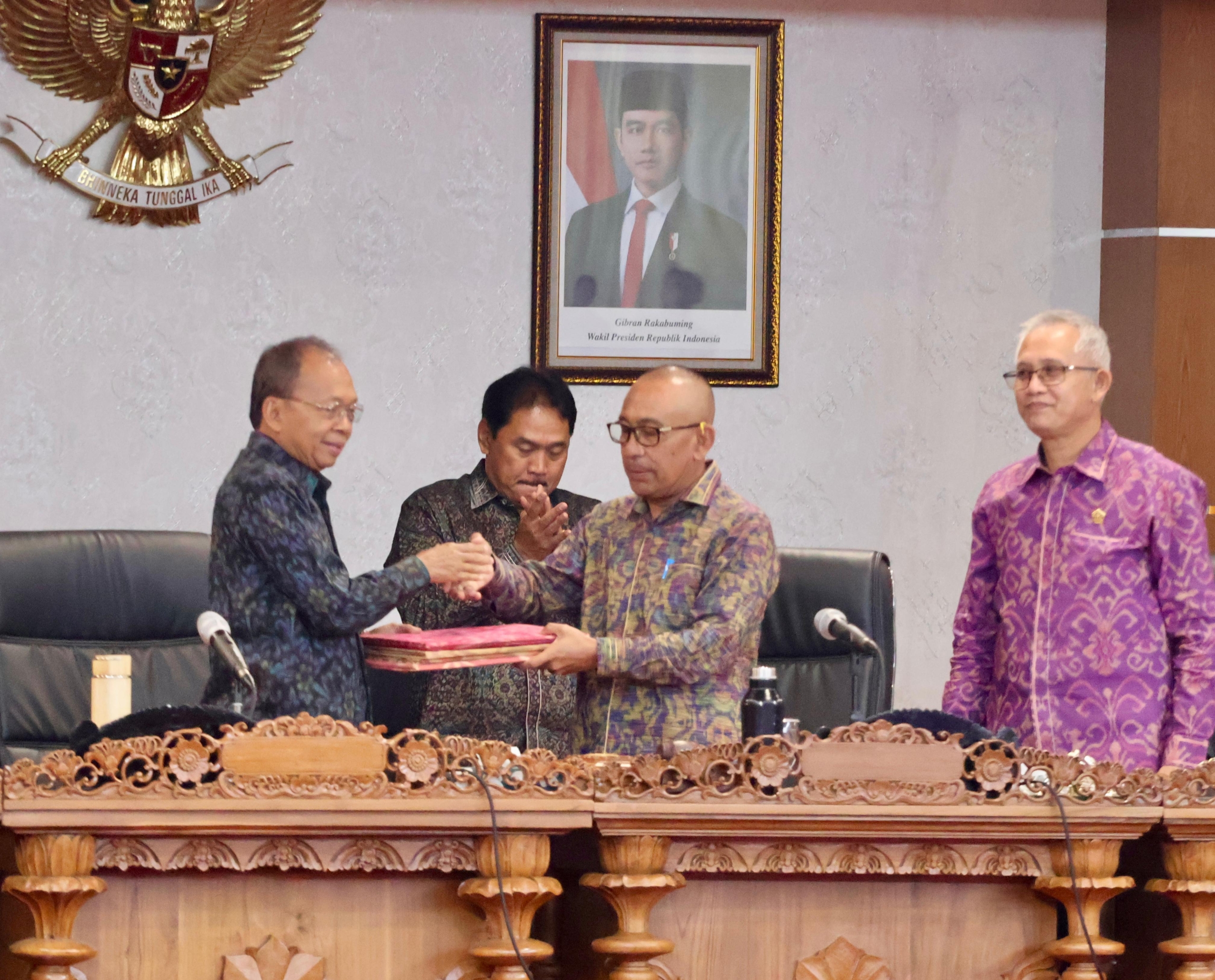 Seluruh Fraksi DPRD Bali Apresiasi Raperda Tata Kelola Usaha Pariwisata Berkualitas, Pajak Daerah dan Retribusi